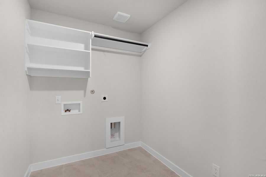 Spacious, unfurnished interior of a new home in Prairie Green, Converse (Image 10).
