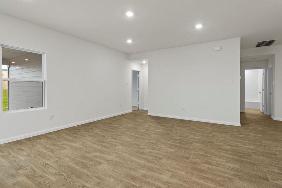 Spacious, unfurnished interior of a new home in Trace, San Marcos (Image 14).
