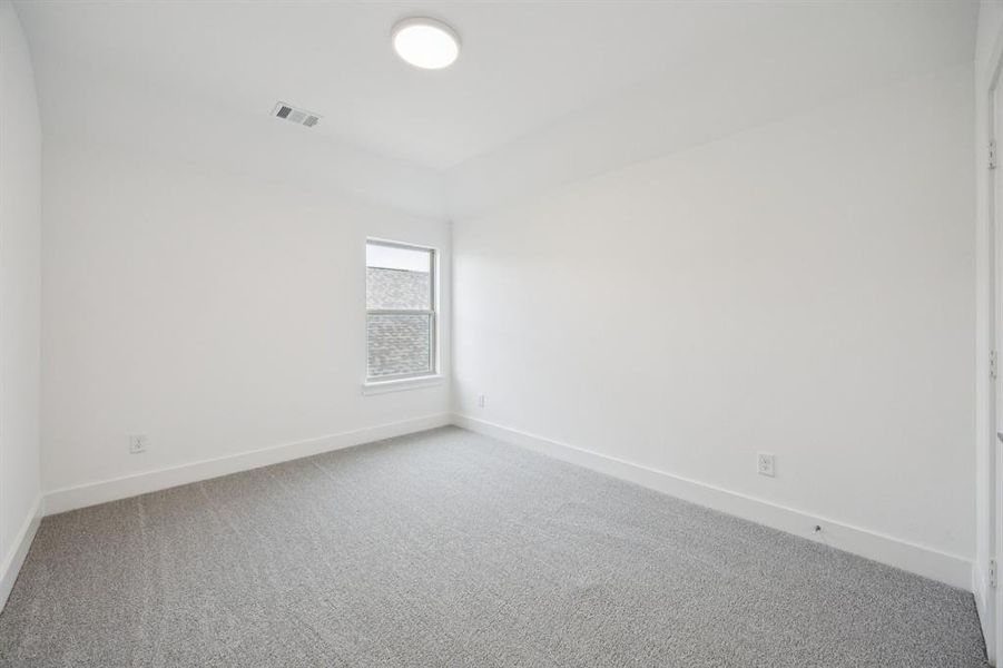 Spacious, unfurnished interior of a new home in Dove Hollow, Waxahachie (Image 29).