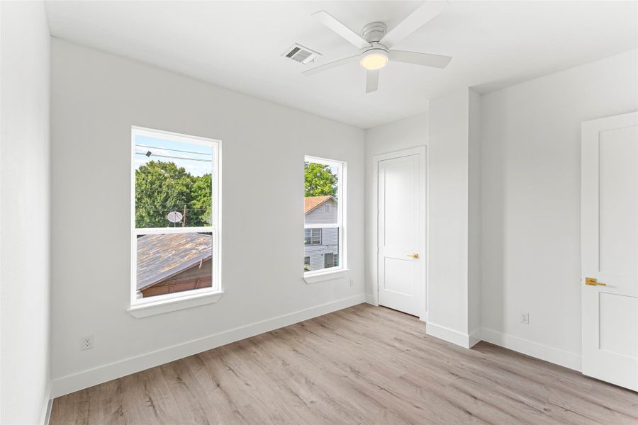 Spacious, unfurnished interior of a new home in , Houston (Image 8).