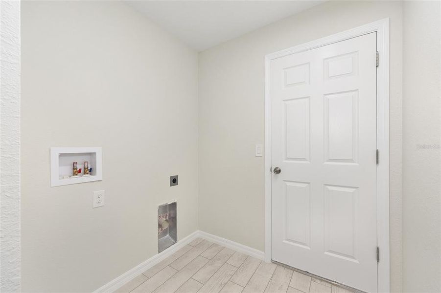 Spacious, unfurnished interior of a new home in , Ocala (Image 15).