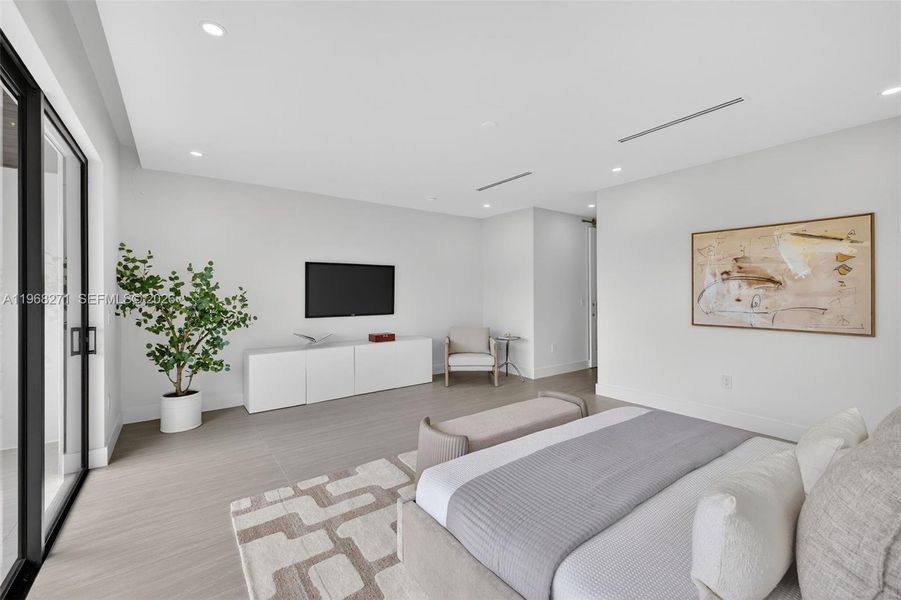 Furnished interior view inside a new home in , Fort Lauderdale (Image 71).