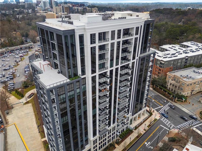 Condo located in Atlanta, GA showcasing its design and architecture (Image 37).