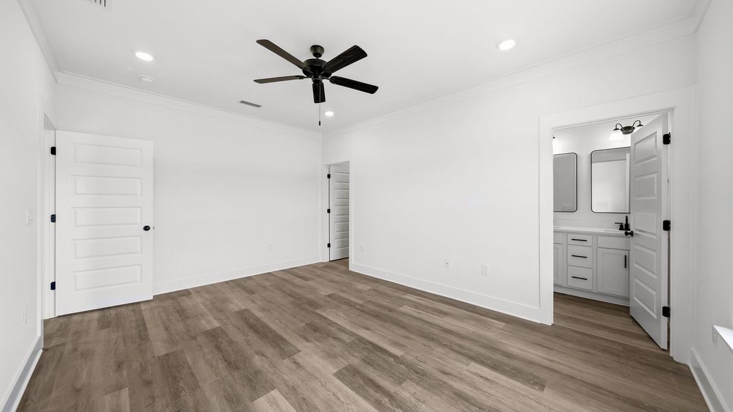 Spacious, unfurnished interior of a new home in Colonial East, Panama City Beach (Image 19).