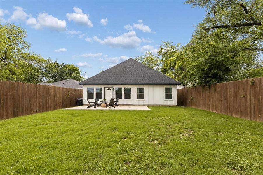 Exterior details and patio area of a home in , Dallas (Image 3).