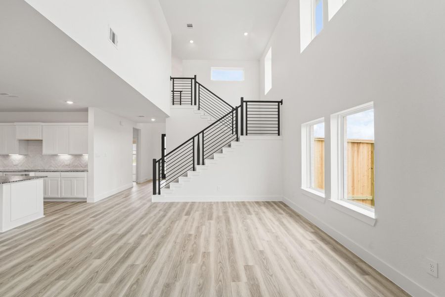 Spacious, unfurnished interior of a new home in Riverside Estates, Mont Belvieu (Image 9).