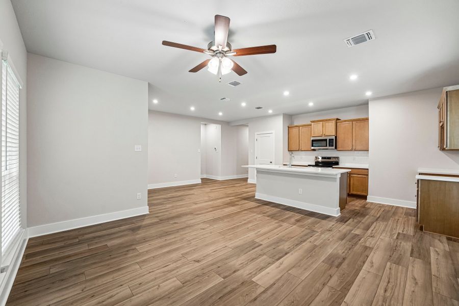 Spacious, unfurnished interior of a new home in Three Creeks, Belton (Image 9).