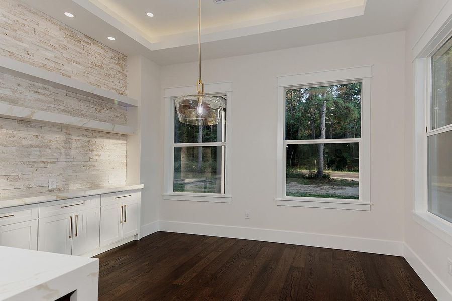 Convenient, Built-in Service Bar and Storage in the Dining Area Convenient, Built-in Service Bar and Storage in the Dining Area