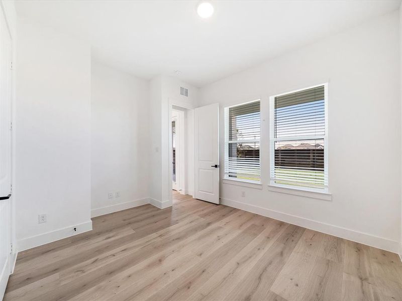 Spacious, unfurnished interior of a new home in Royal Court, Frisco (Image 24).