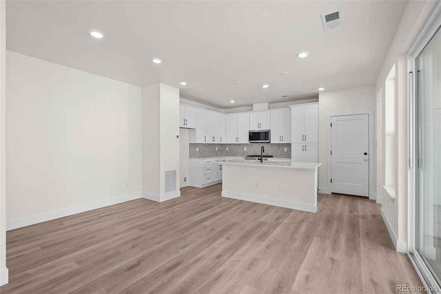 Spacious, unfurnished interior of a new home in Duet at Sterling Ranch, Littleton (Image 19).