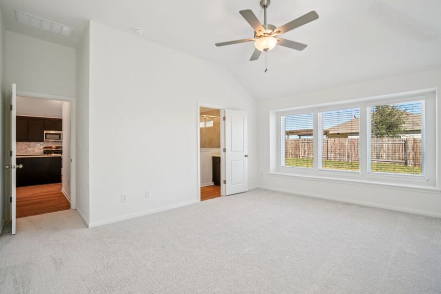 Spacious, unfurnished interior of a new home in Village at Three Oaks, Seguin (Image 15).