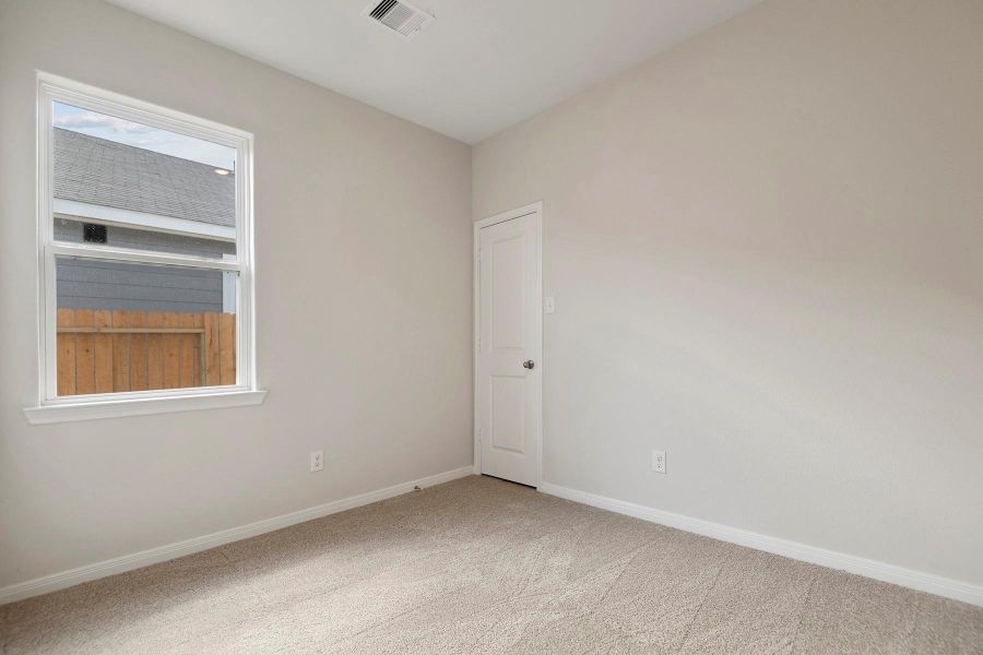 Spacious, unfurnished interior of a new home in Sweetwater Ridge, Conroe (Image 9).