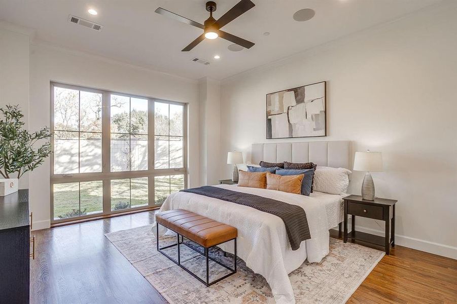 Furnished interior view inside a new home in , Grapevine (Image 18).