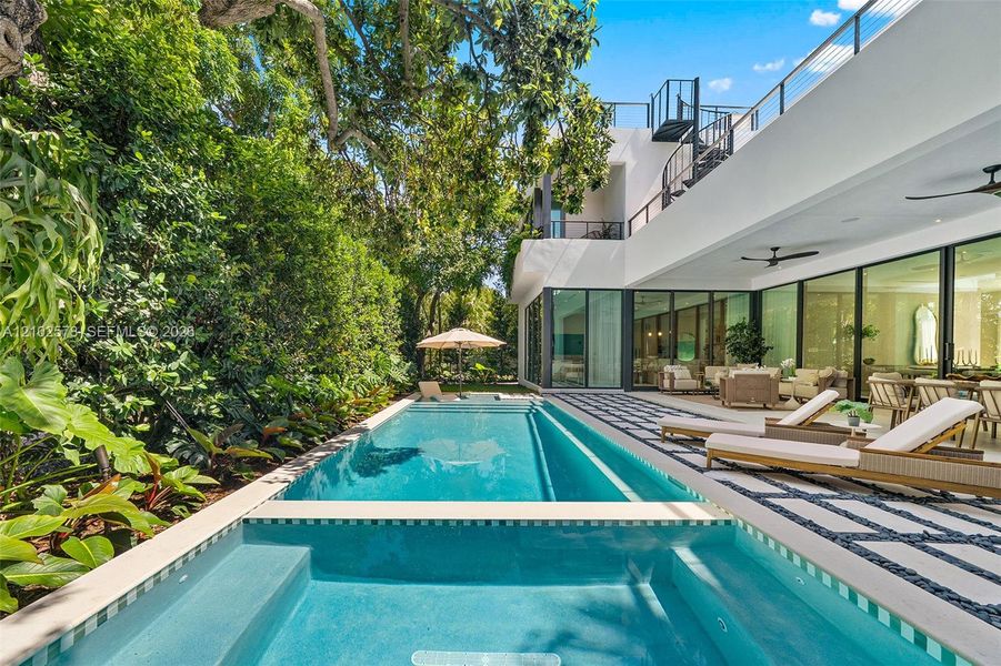 Exterior details and patio area of a home in , Miami (Image 33).