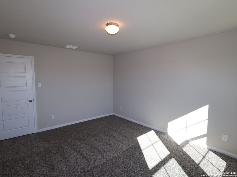 Spacious, unfurnished interior of a new home in Winding Brook, San Antonio (Image 25).