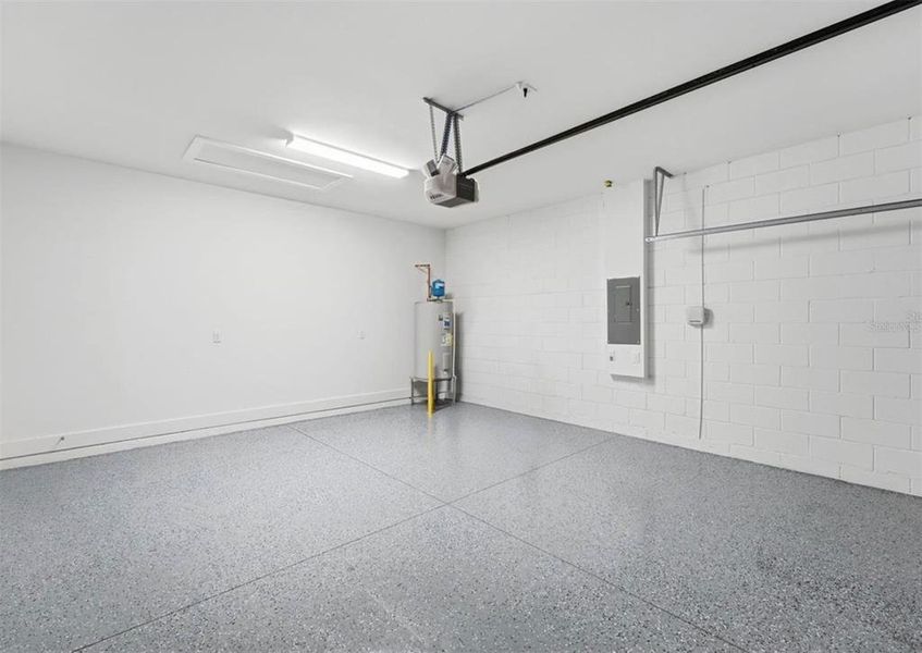 Spacious, unfurnished interior of a new home in , Orlando (Image 6).