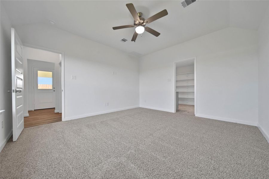 Spacious, unfurnished interior of a new home in , Rosharon (Image 27).