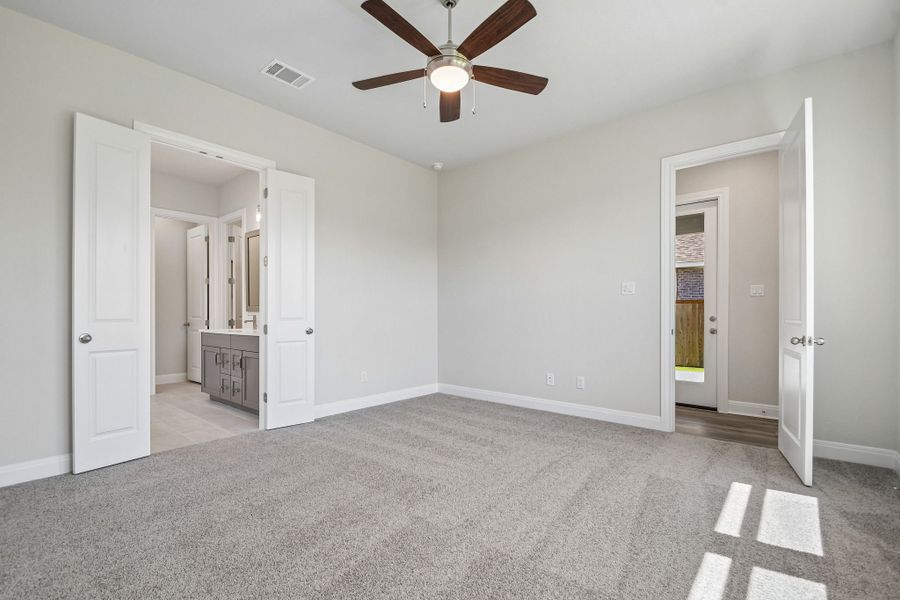 Spacious, unfurnished interior of a new home in 6 Creeks, Kyle (Image 23).