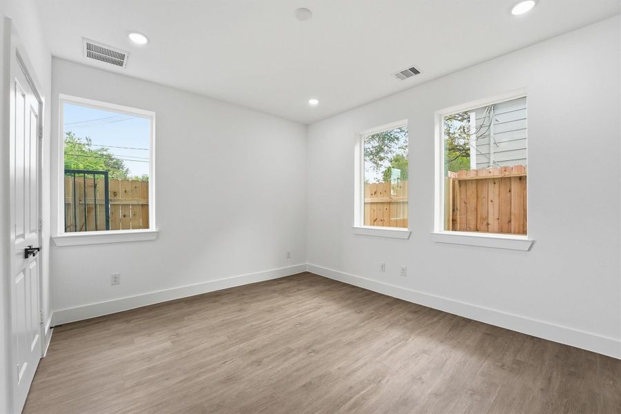 Spacious, unfurnished interior of a new home in , Houston (Image 17).