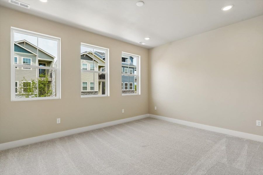 Spacious, unfurnished interior of a new home in Pony Park, Colorado Springs (Image 13).