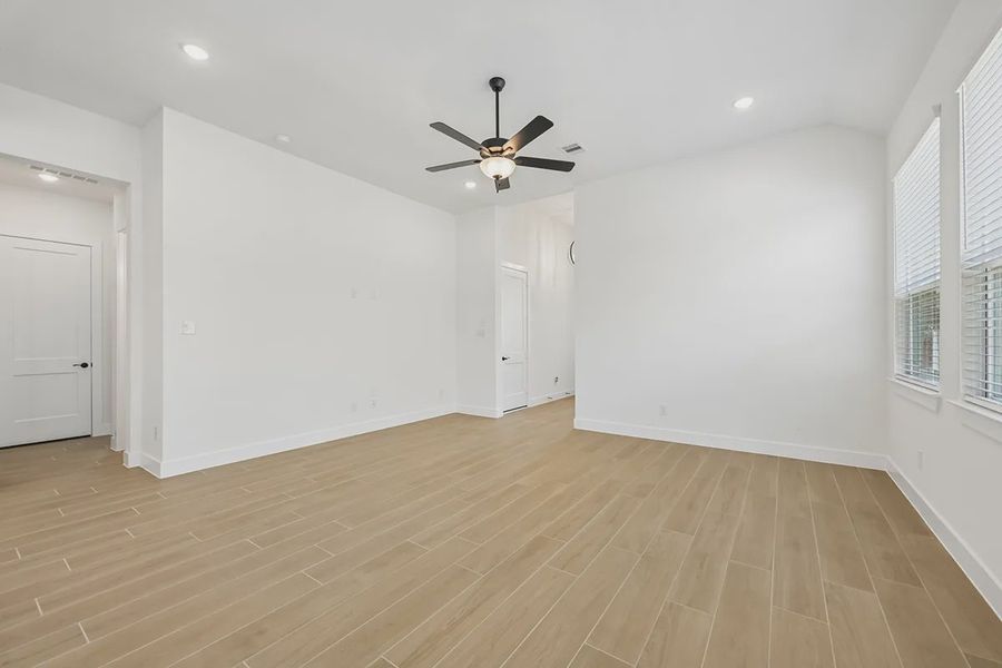 Spacious, unfurnished interior of a new home in Wood Leaf Reserve, Tomball (Image 16). Spacious, unfurnished interior of a new home in Wood Leaf Reserve, Tomball (Image 16).