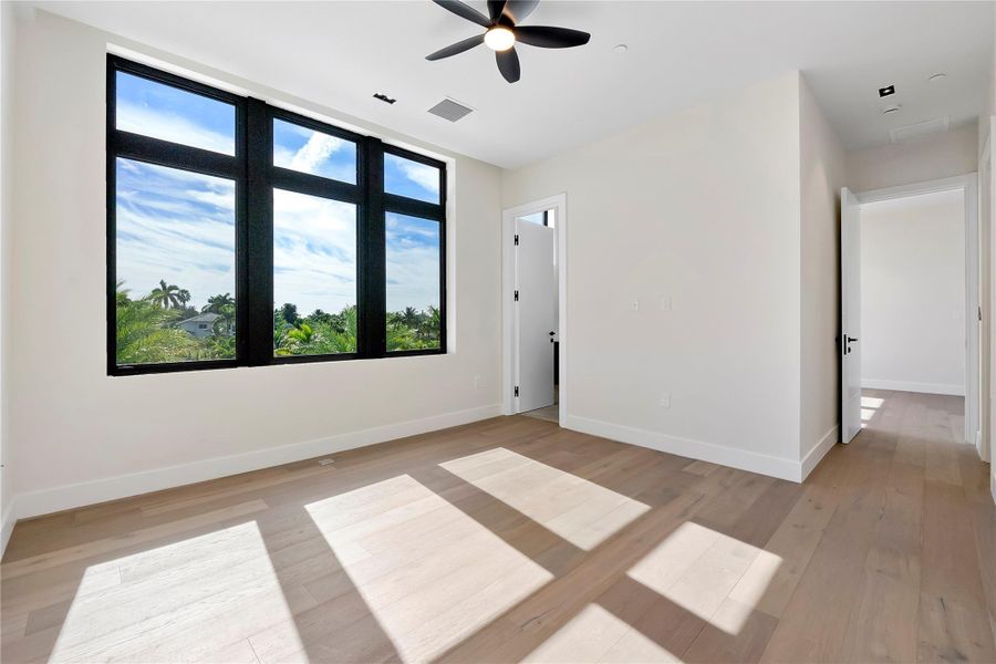 Spacious, unfurnished interior of a new home in , Plantation (Image 54).