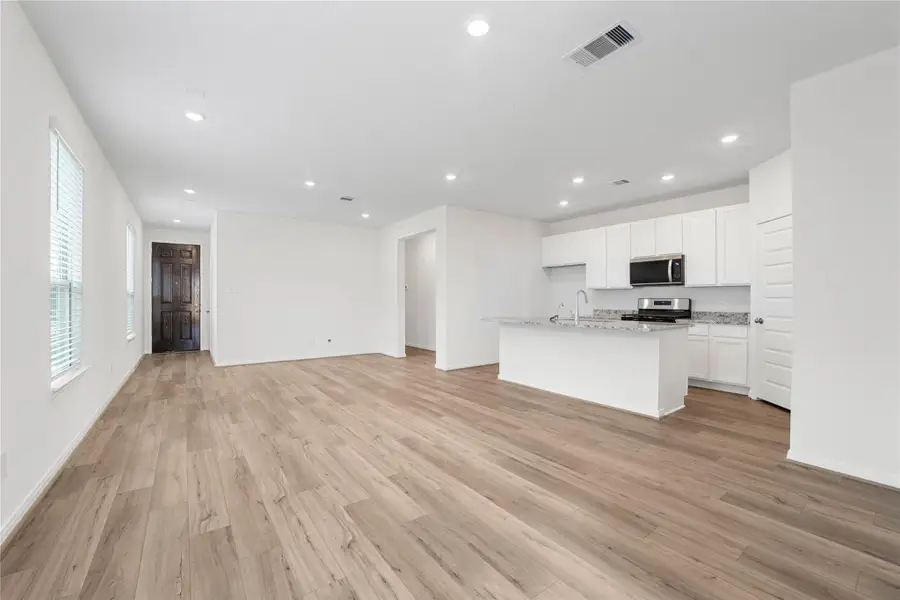 Spacious, unfurnished interior of a new home in Bauer Meadows, Tomball (Image 8).