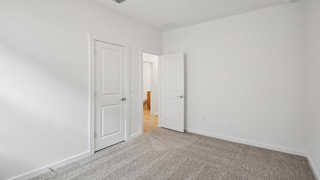 Spacious, unfurnished interior of a new home in Rosenbusch Ranch, Leander (Image 15).