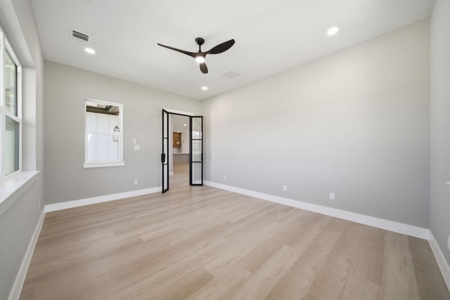 Spacious, unfurnished interior of a new home in , Tomball (Image 32).