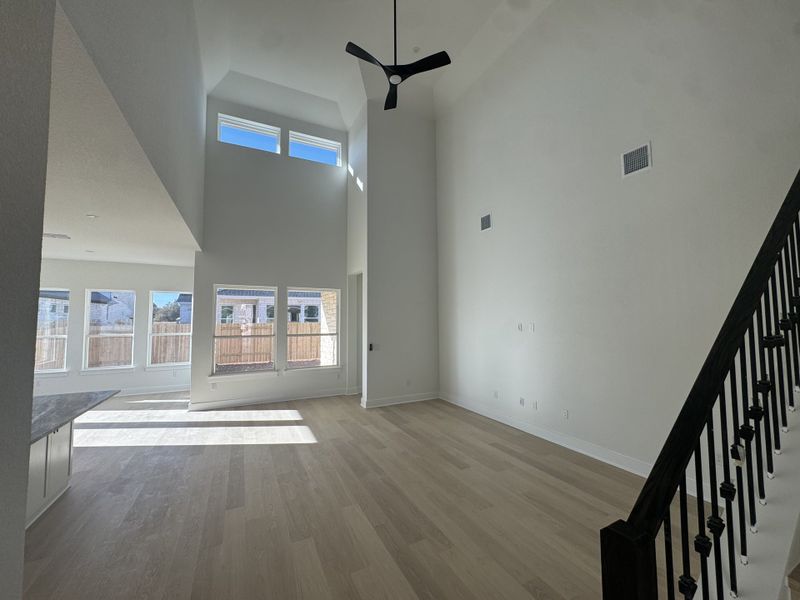 Spacious, unfurnished interior of a new home in Persimmon, Buda (Image 5).