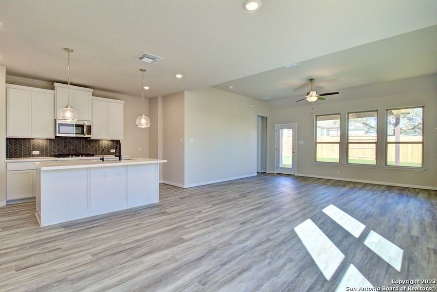 Spacious, unfurnished interior of a new home in Meyer Ranch - Enclave, New Braunfels (Image 11).