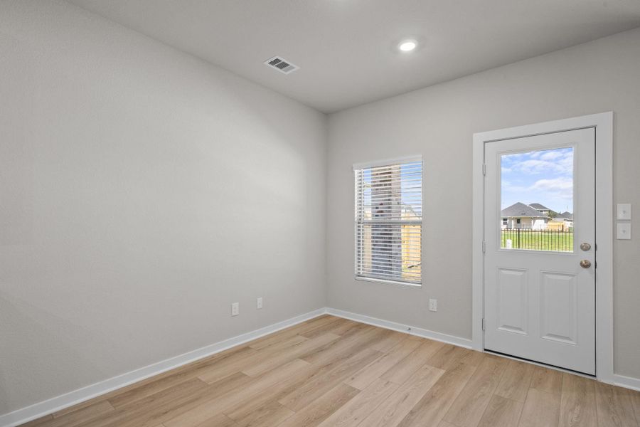 Spacious, unfurnished interior of a new home in Laurel Landing, Alvin (Image 22).