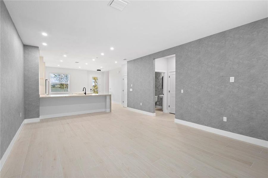 Spacious, unfurnished interior of a new home in , Sarasota (Image 17).