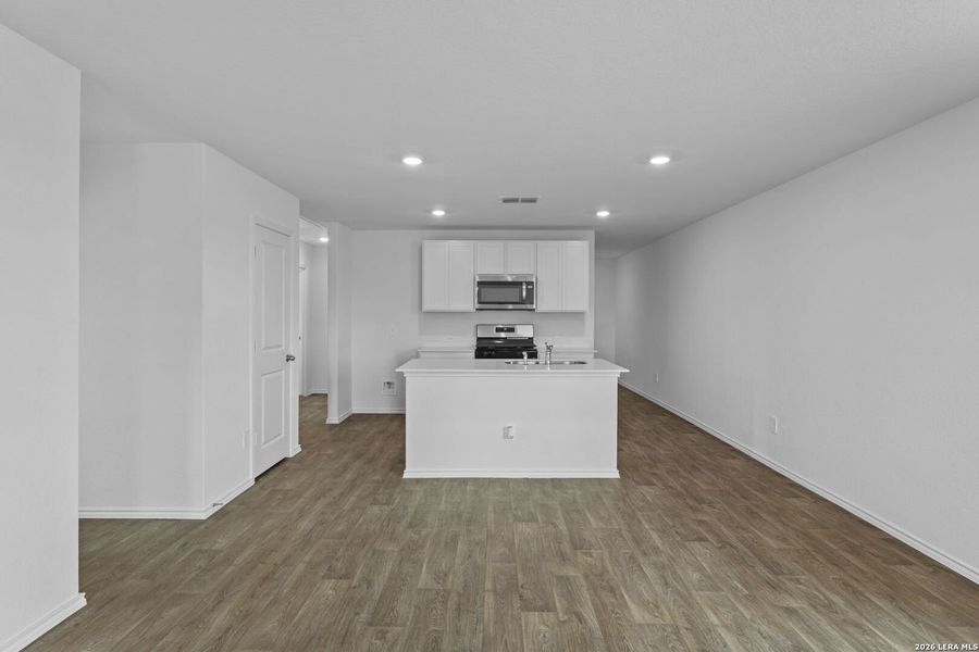 Spacious, unfurnished interior of a new home in Avenida, Converse (Image 18).
