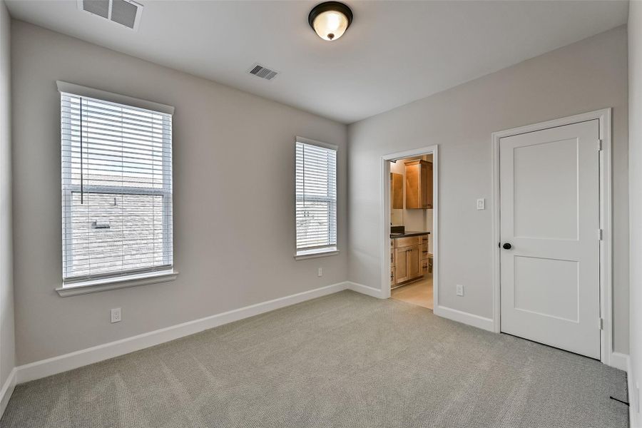 Spacious, unfurnished interior of a new home in Pearland Old Townsite, Pearland (Image 36).