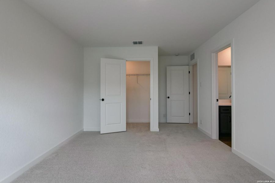 Spacious, unfurnished interior of a new home in Nopal Valley, San Antonio (Image 16).