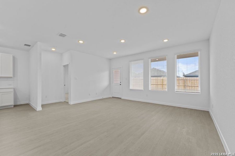 Spacious, unfurnished interior of a new home in Sky Ranch, New Braunfels (Image 11).