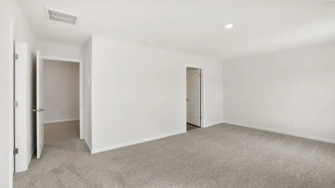 Spacious, unfurnished interior of a new home in Durbin Meadows, Fountain Inn (Image 32).