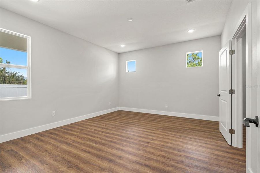 Spacious, unfurnished interior of a new home in , Holiday (Image 24).