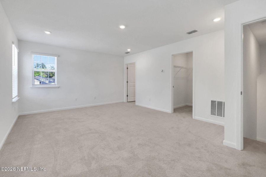 Spacious, unfurnished interior of a new home in Jennings Farm, Middleburg (Image 39).