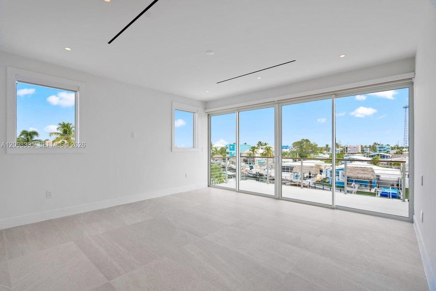 Spacious, unfurnished interior of a new home in , Key Largo (Image 53).