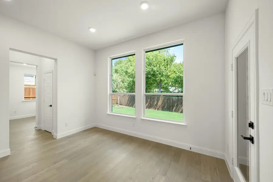 Spacious, unfurnished interior of a new home in Kentsdale Farms, DeSoto (Image 23).