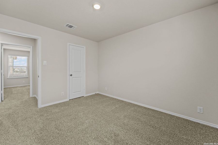 Spacious, unfurnished interior of a new home in Hunters Ranch, San Antonio (Image 12).
