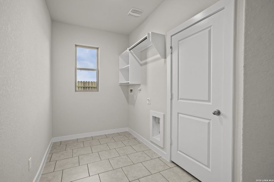 Spacious, unfurnished interior of a new home in Stillwater Ranch, San Antonio (Image 33).