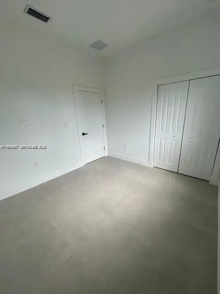 Spacious, unfurnished interior of a new home in , Fort Lauderdale (Image 12).