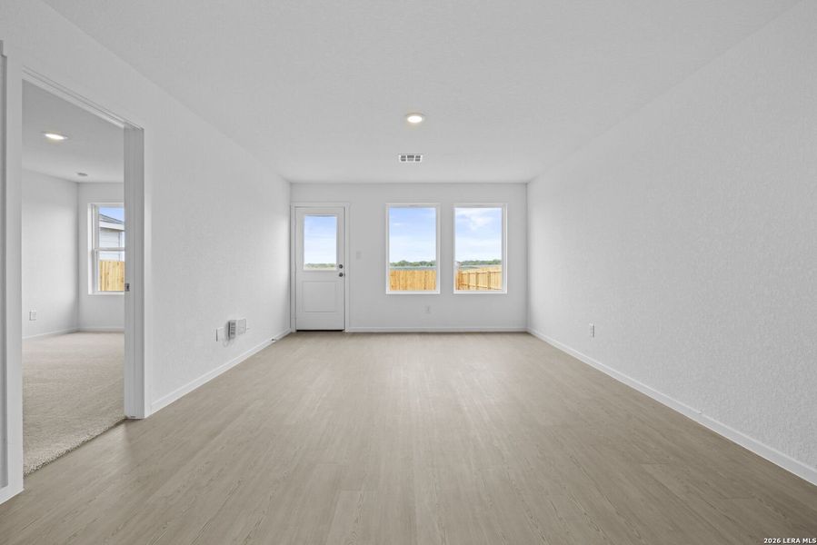 Spacious, unfurnished interior of a new home in Spring Grove, St. Hedwig (Image 9).