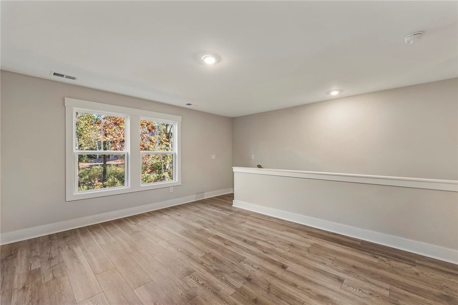 Spacious, unfurnished interior of a new home in Cross Creek Plantation, Seneca (Image 20).