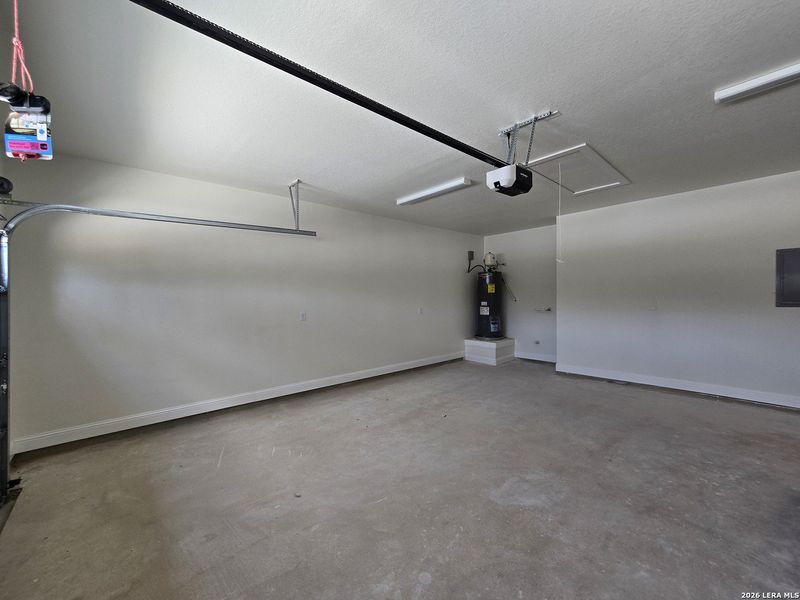 Spacious, unfurnished interior of a new home in , Canyon Lake (Image 26).