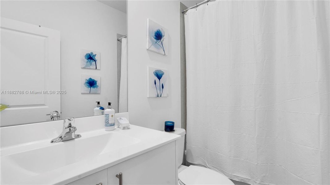 Furnished interior view inside a new home in , Coral Springs (Image 14).