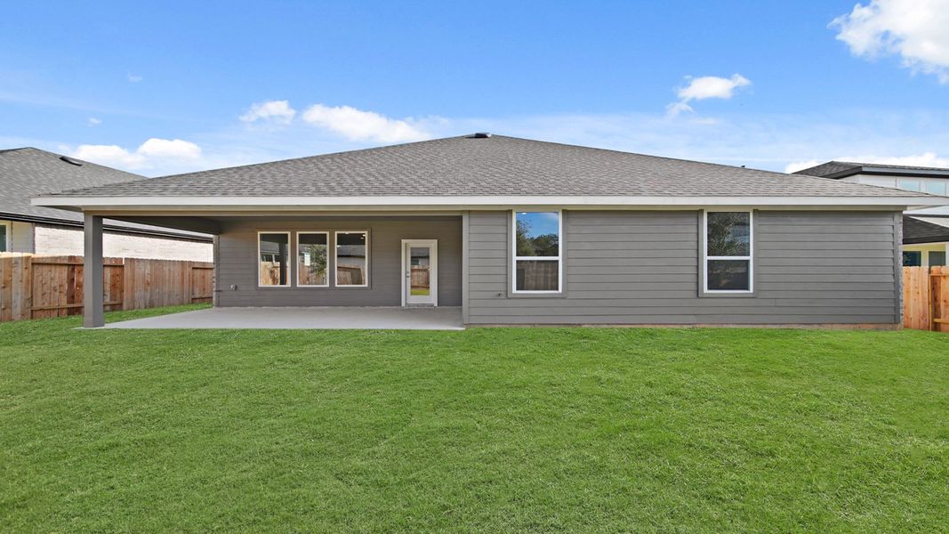 Exterior details and patio area of a home in Silverthorne, Conroe (Image 18).
